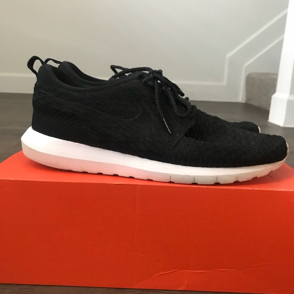 Nike roshe flyknit black/white sz 11